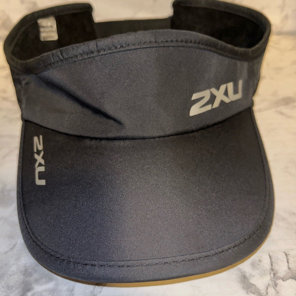 2XU Running Triathlon Visor Running Hat Adult One Size Adjustable Black